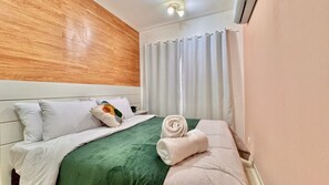 2 dormitorios, escritorio, tabla de planchar con plancha y cuna de viaje