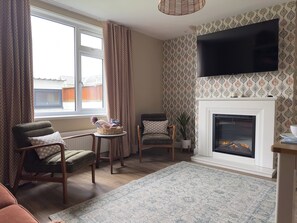 TV, fireplace - House Sleeps 8-Garden-Parking, Near Barry Island (Vale Of Glamorgan)