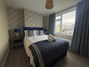 4 bedrooms, WiFi, bed sheets - House Sleeps 8-Garden-Parking, Near Barry Island (Vale Of Glamorgan)