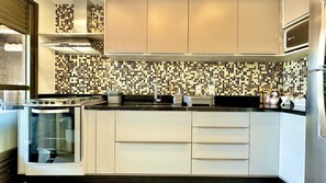 ثلاجة، ميكروويف، موقد طهي مسطح، ماكينة لصنع القهوة/الشاي