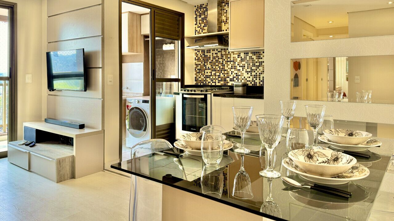 Frigorífico, microondas, placa de cocina y cafetera o tetera