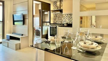 Kühlschrank, Mikrowelle, Herdplatte, Wasserkocher mit Kaffee-/Teezubehör