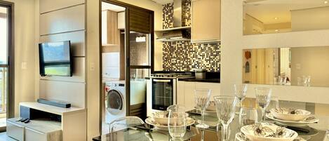 Kühlschrank, Mikrowelle, Herdplatte, Wasserkocher mit Kaffee-/Teezubehör