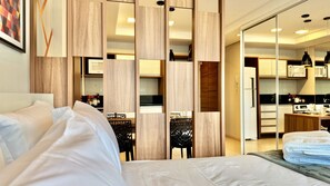 1 soverom, skrivebord, strykejern/-brett og reiseseng for barn