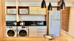 ثلاجة، ميكروويف، موقد طهي مسطح، ماكينة لصنع القهوة/الشاي