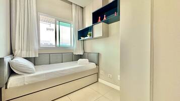 2 slaapkamers, een bureau, een strijkplank/strijkijzer, reisbedje