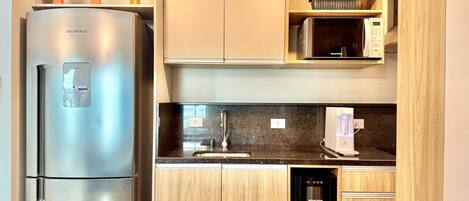 Réfrigérateur, micro-ondes, four, plaque de cuisson