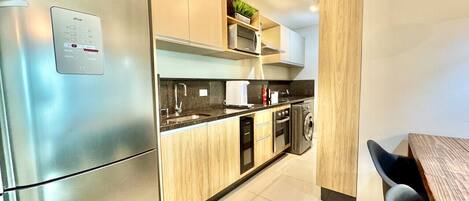 冷蔵庫、電子レンジ、オーブン、コンロ