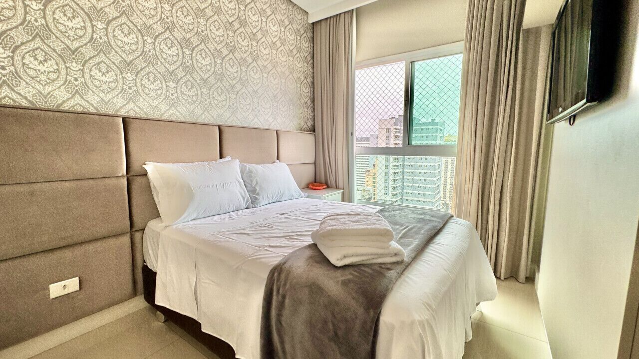 2 makuuhuonetta, työpöytä, silitysrauta/-lauta, vauvan matkasänky