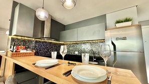 Fridge, microwave, stovetop, coffee/tea maker - Premium Studio Lifespace Curitiba Batel com vaga (Curitiba)