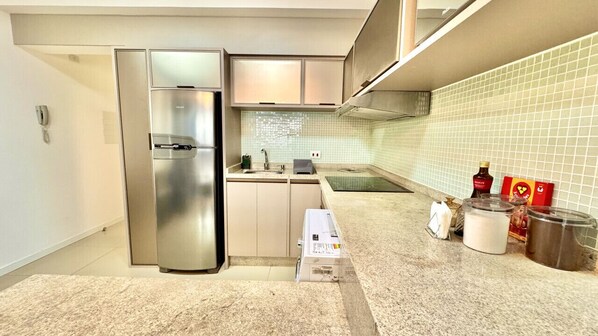 Kühlschrank, Mikrowelle, Herdplatte, Wasserkocher mit Kaffee-/Teezubehör