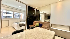 1 Schlafzimmer, Schreibtisch, Bügeleisen/Bügelbrett, Reisekinderbett