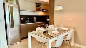 Fridge, microwave, oven, stovetop - 2 Quartos com sacada e churrasqueira no Lifespace (Curitiba)