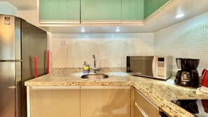 Køleskab, mikrobølgeovn, kogeplade, kaffe-/temaskine