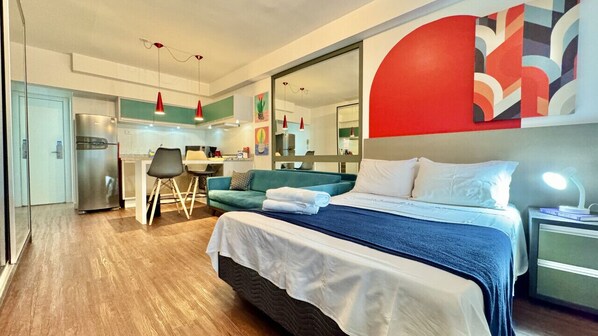 1 dormitorio, escritorio, tabla de planchar con plancha y cuna de viaje