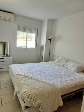 2 chambres, fer et planche à repasser, Wi-Fi, draps fournis