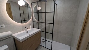 Douche, sèche-cheveux, serviettes fournies