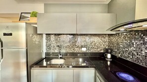 Geladeira, micro-ondas, cooktop, cafeteira/chaleira