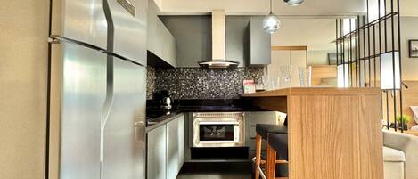 Refrigerador, microondas, parrilla de estufa y cafetera y tetera