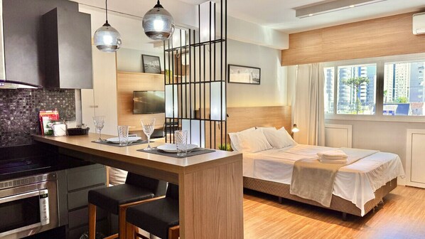 1 habitación, escritorio, tabla de planchar con plancha y cuna de viaje 