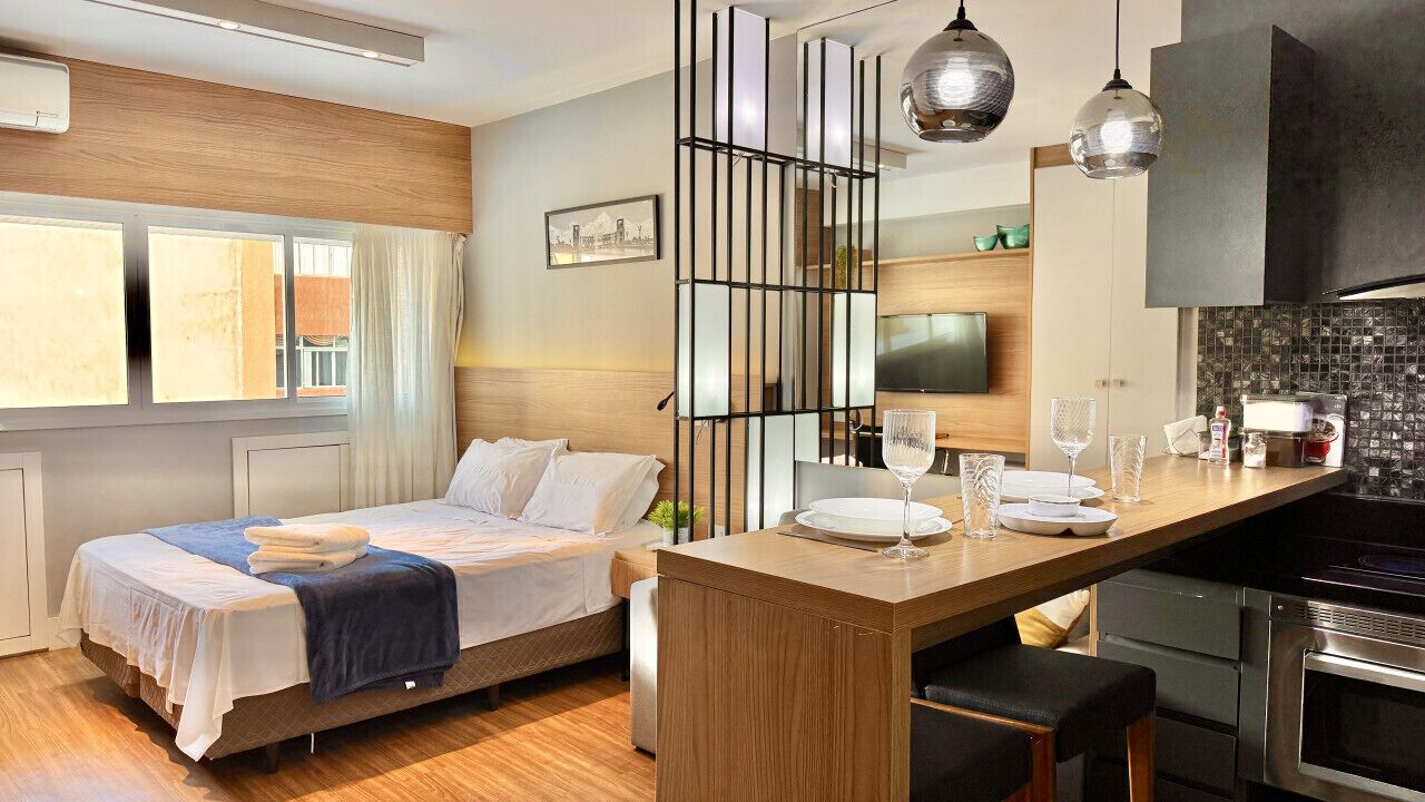 1 chambre, bureau, fer et planche à repasser, lit parapluie