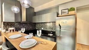 Fridge, microwave, stovetop, coffee/tea maker - Charme e Conforto frente shopping Vaga Inclusa (Curitiba)