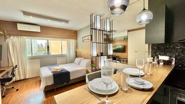 1 bedroom, desk, iron/ironing board, travel cot - Charme e Conforto frente shopping Vaga Inclusa (Curitiba)