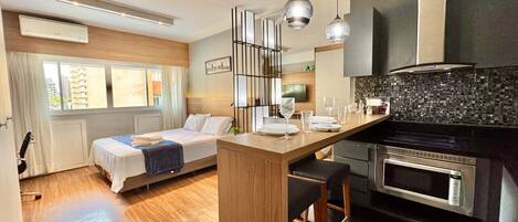 1 chambre, bureau, fer et planche à repasser, lit parapluie