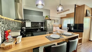 Geladeira, micro-ondas, cooktop, cafeteira/chaleira