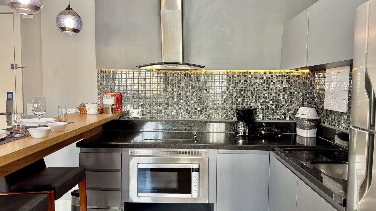 Kylskåp, mikrovågsugn, spishäll och kaffe- och tebryggare