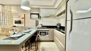 ثلاجة، ميكروويف، موقد طهي مسطح، ماكينة لصنع القهوة/الشاي