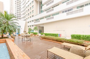 Outdoor dining - Studio Amarelo, com ar e garagem ao lado shopping. (Curitiba)