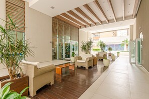 Terrace/patio - Studio Amarelo, com ar e garagem ao lado shopping. (Curitiba)