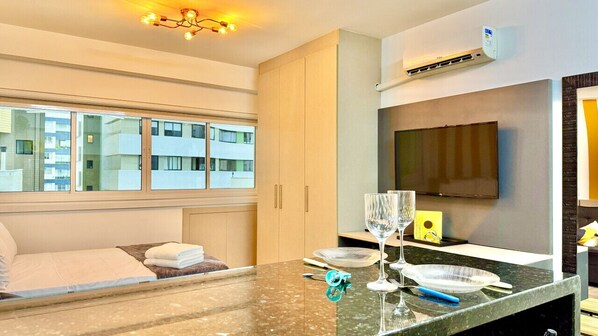 1 bedroom, desk, iron/ironing board, travel cot - Studio Amarelo, com ar e garagem ao lado shopping. (Curitiba)