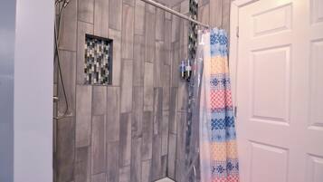 Douche, sĂšche-cheveux, serviettes fournies, savon
