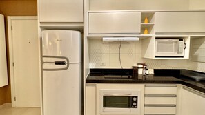 Réfrigérateur, micro-ondes, plaque de cuisson, cafetière/bouilloire