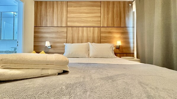 1 chambre, bureau, fer et planche à repasser, lit parapluie