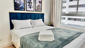 1 chambre, bureau, fer et planche à repasser, lit parapluie