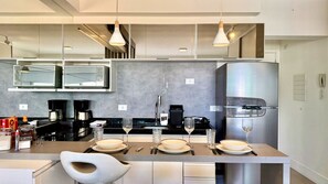 ثلاجة، ميكروويف، موقد طهي مسطح، ماكينة لصنع القهوة/الشاي