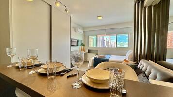 1 habitación, escritorio, tabla de planchar con plancha y cuna de viaje