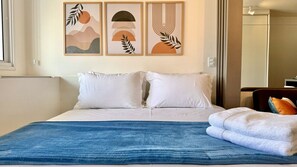 1 Schlafzimmer, Schreibtisch, Bügeleisen/Bügelbrett, Reisekinderbett