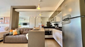 Køleskab, mikrobølgeovn, kogeplade, kaffe-/temaskine