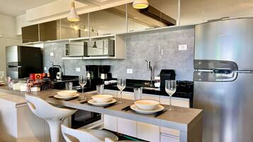 Refrigerador, microondas, parrilla de estufa y cafetera y tetera