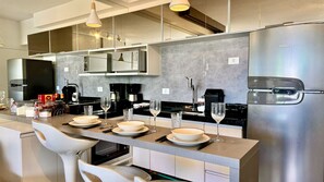 Kühlschrank, Mikrowelle, Herdplatte, Wasserkocher mit Kaffee-/Teezubehör