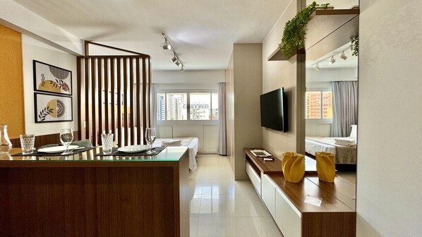 1 bedroom, desk, iron/ironing board, travel cot - Studio na frente do Shopping Curitiba, com garagem (Curitiba)