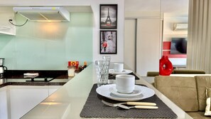 Kjøleskap, mikrobølgeovn, kokeplater og kaffetrakter/tekoker