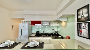 ثلاجة، ميكروويف، موقد طهي مسطح، ماكينة لصنع القهوة/الشاي