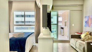 1 slaapkamer, een bureau, een strijkplank/strijkijzer, reisbedje