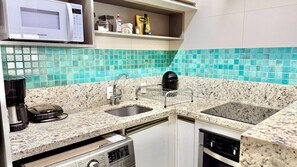 ثلاجة، ميكروويف، موقد طهي مسطح، ماكينة لصنع القهوة/الشاي