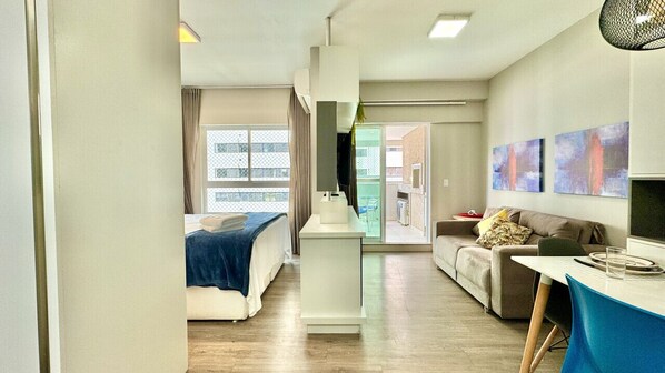 1 slaapkamer, een bureau, een strijkplank/strijkijzer, reisbedje